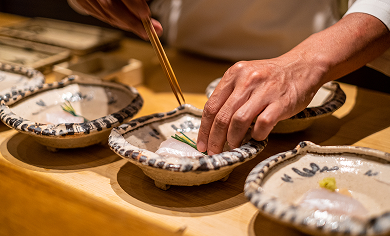 旅館の料理を盛り付けしている様子